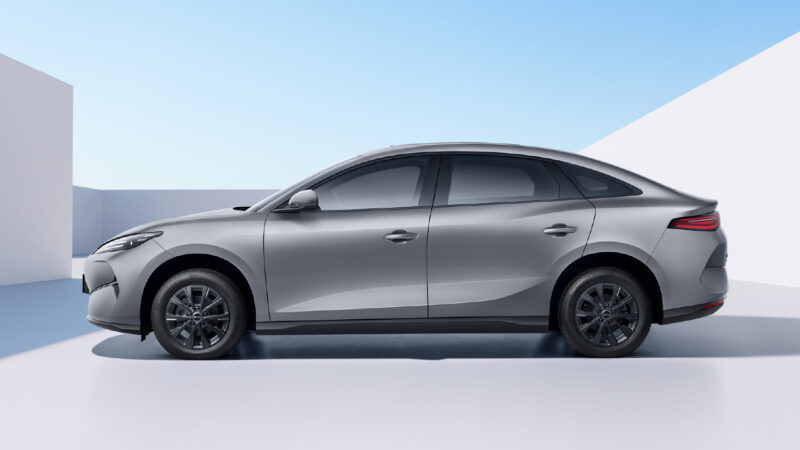 BYD lança sedã elétrico e7 na China focado em serviços de táxi