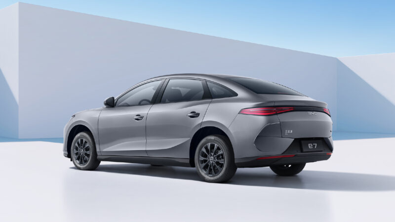 BYD lança sedã elétrico e7 na China focado em serviços de táxi