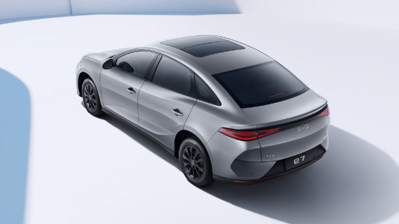 BYD lança sedã elétrico e7 na China focado em serviços de táxi