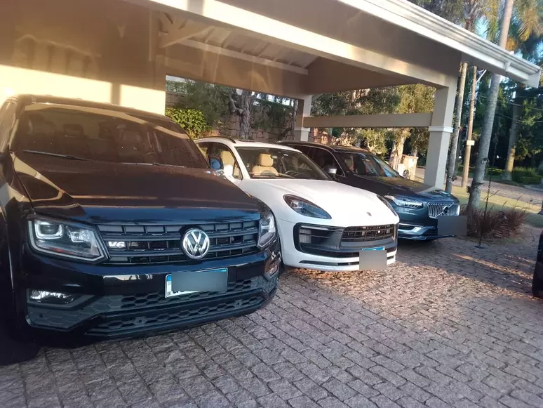 Operação da Polícia Civil apreende carros de luxo ligados ao tráfico de drogas em São Paulo
