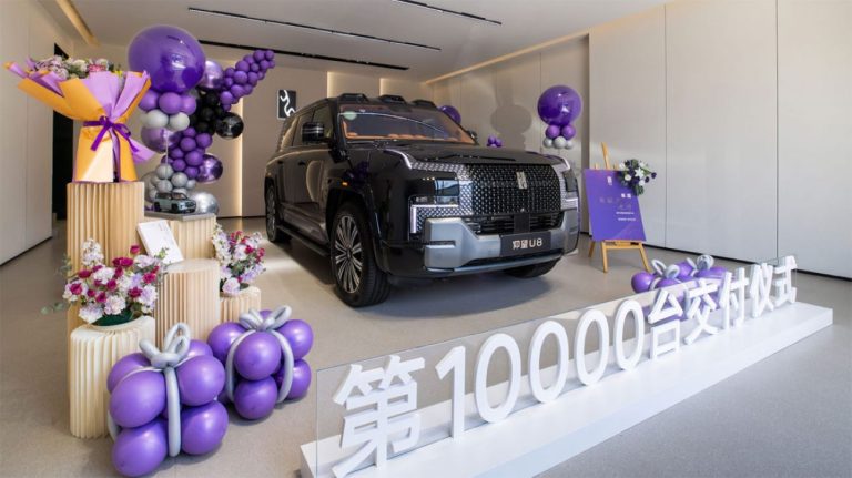 BYD Yangwang atinge a marca de 10 mil entregas, com Yu Minhong como cliente especial