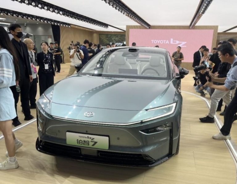 Toyota apresenta o sedan elétrico bZ7 com tecnologia Huawei no Salão de Xangai 2025