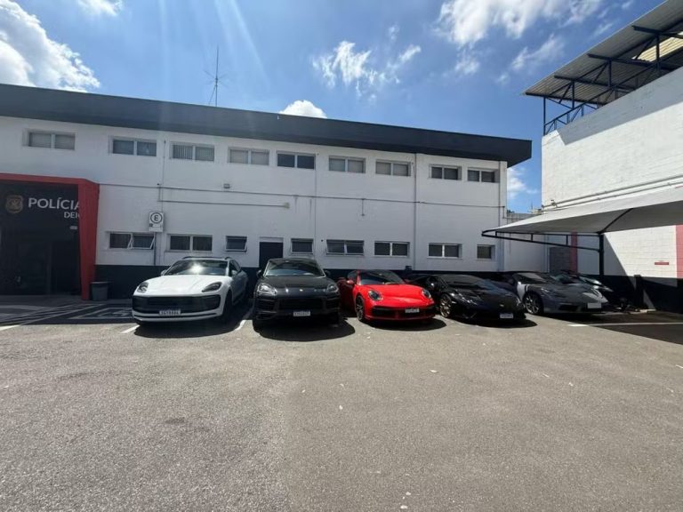 Operação da Polícia Civil apreende carros de luxo ligados ao tráfico de drogas em São Paulo