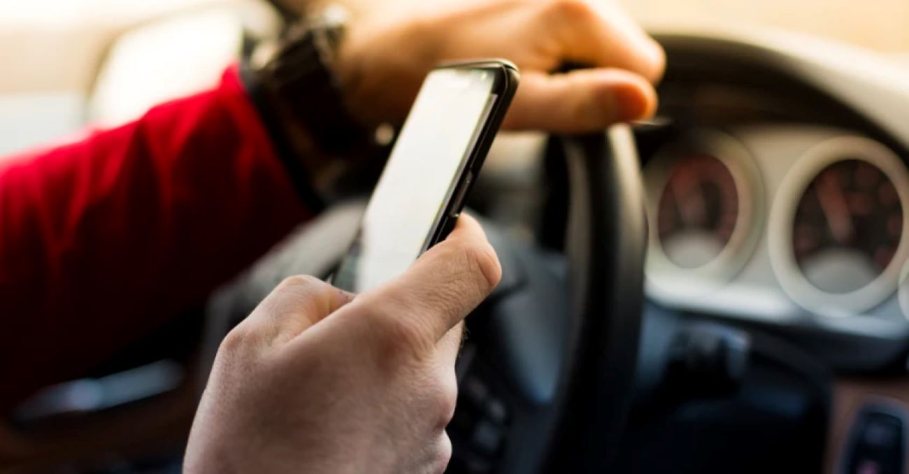 Polícia utiliza inteligência artificial para flagrar motoristas distraídos
