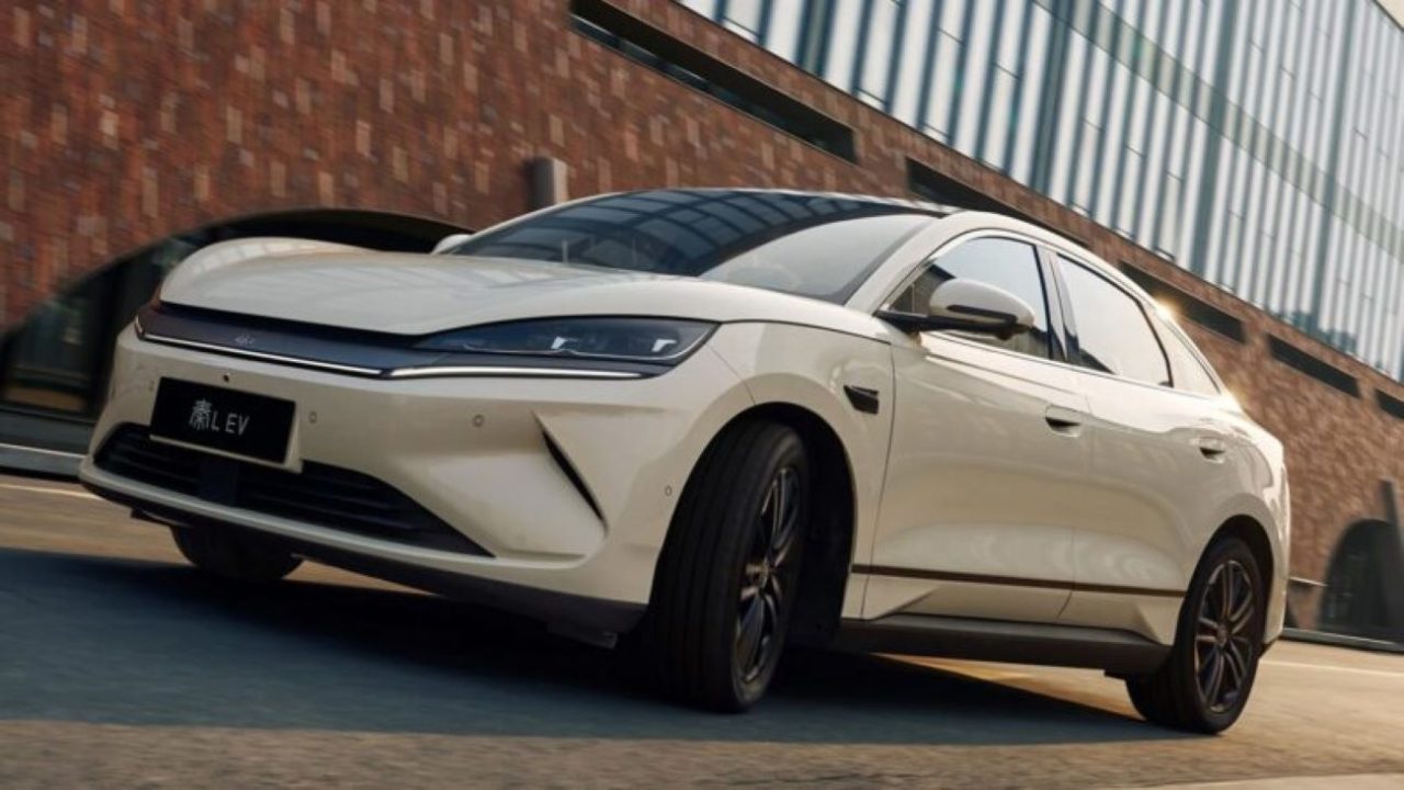 BYD Qin L EV atrai mais de 10 mil pedidos na primeira semana