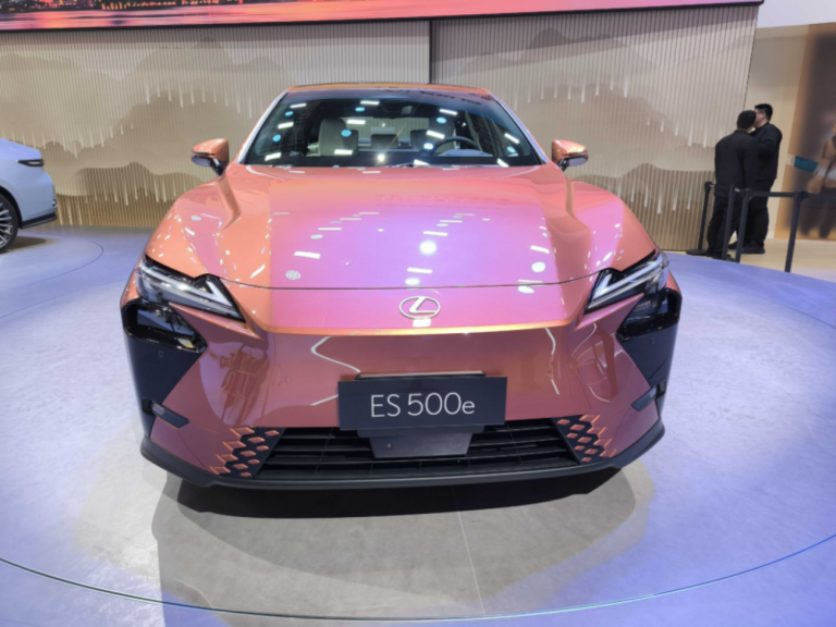 Lexus ES 2025 chega com novo visual e versões elétricas no Salão de Xangai