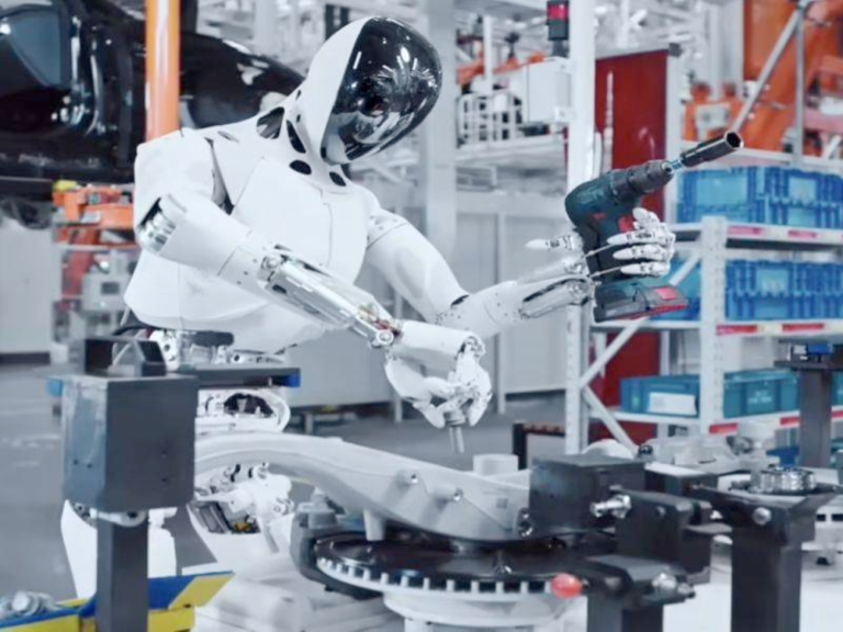 Robô humanoide Iron da Xpeng impressiona com IA e versatilidade no Salão do Automóvel de Xangai 2025