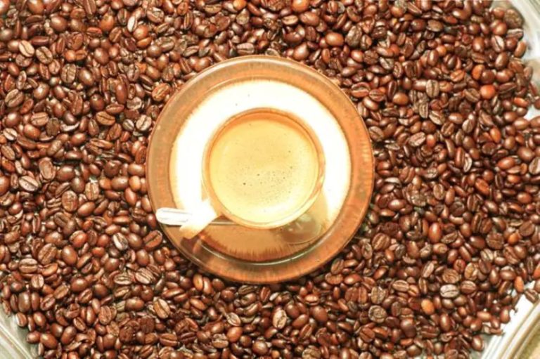 Cafeína ao volante é uma prática realmente segura e legal?
