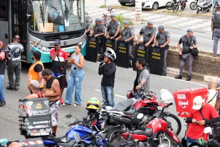 Entregadores de aplicativos iFood realizam paralisação em São Paulo por melhores condições