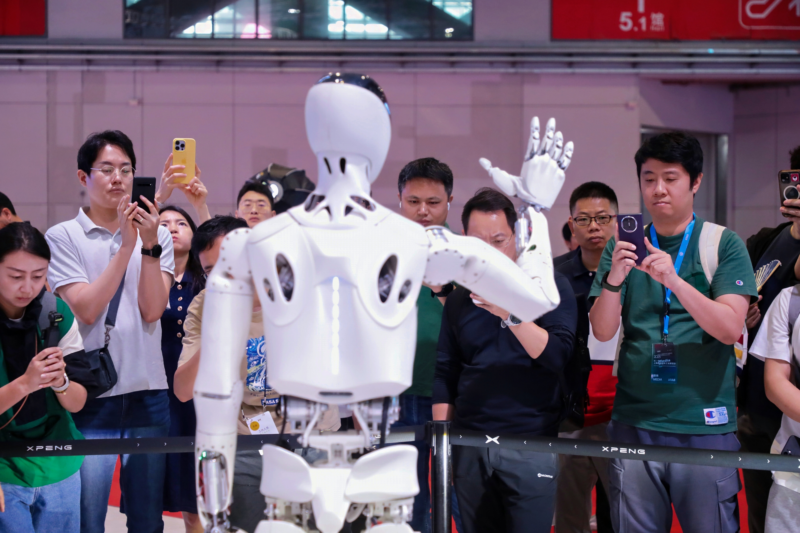 Robô humanoide Iron da Xpeng impressiona com IA e versatilidade no Salão do Automóvel de Xangai 2025
