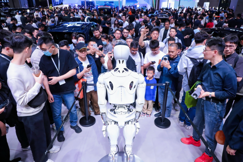 Robô humanoide Iron da Xpeng impressiona com IA e versatilidade no Salão do Automóvel de Xangai 2025