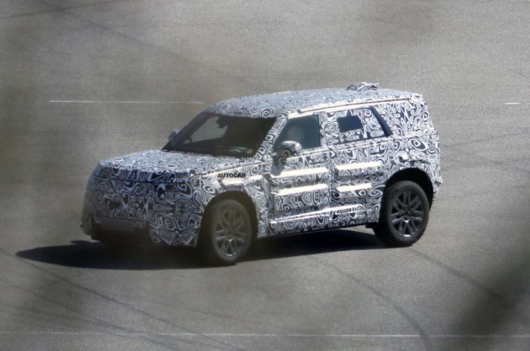 Flagrado protótipo do Land Rover Defender EV compacto, com lançamento previsto para 2027