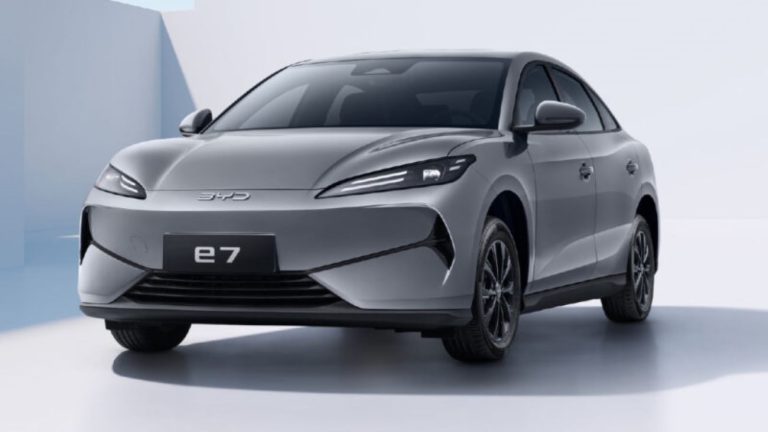 BYD apresenta o sedã elétrico e7 como alternativa acessível para jovens e táxis