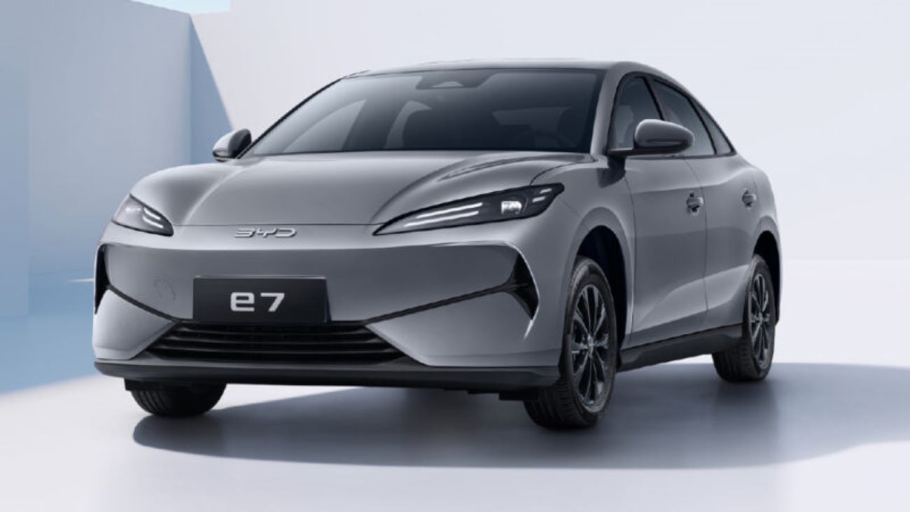 BYD apresenta o sedã elétrico e7 como alternativa acessível para jovens e táxis