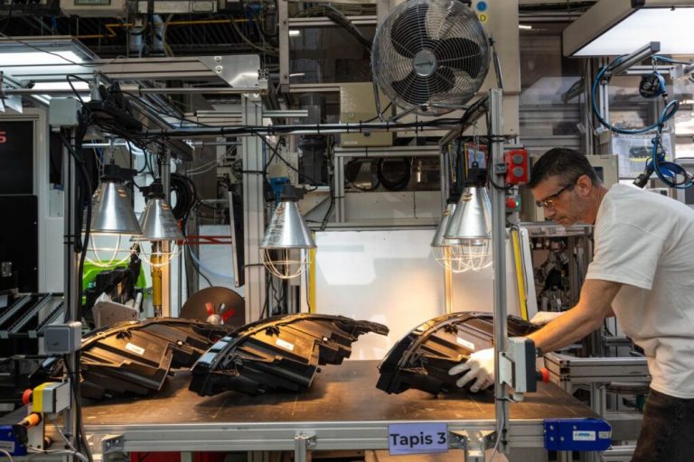 Stellantis e Valeo expandem parceria com farol de LED remanufaturado e tela de infotainment