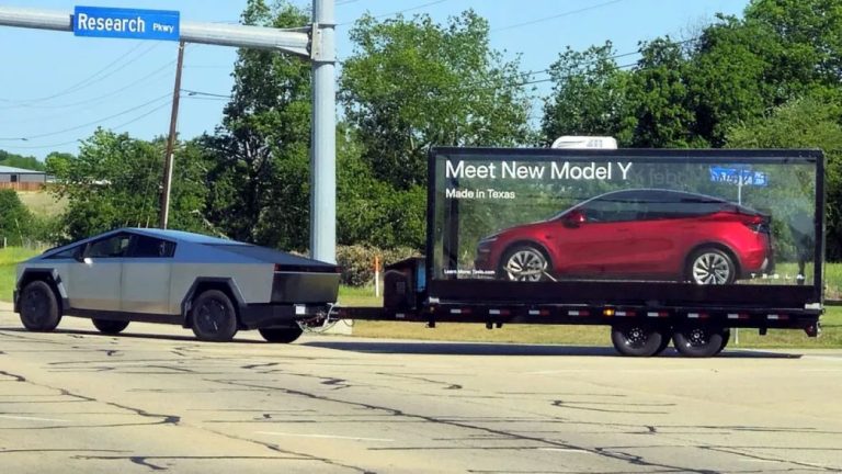 Tesla Cybertruck exibe Model Y em cápsula de vidro nas ruas do Texas