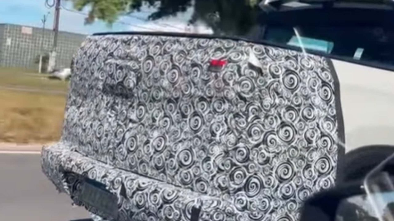 Nova Fiat Toro 2026 é flagrada rodando camuflada em Pernambuco