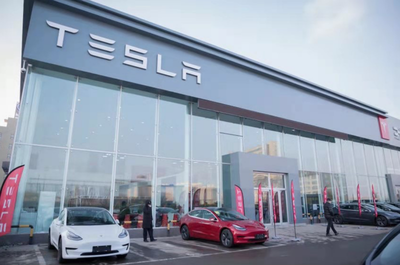 Tesla enfrenta queda nas vendas e aumento da pressão sobre funcionários na China