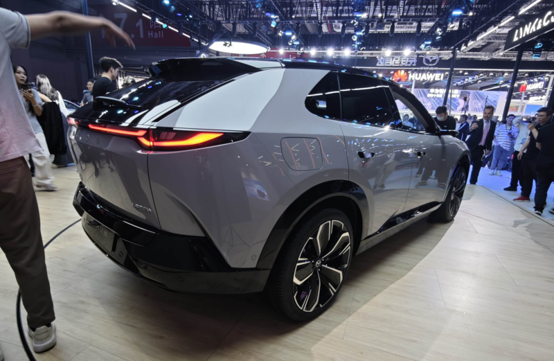 Mazda EZ-60 faz estreia mundial com autonomia de 1.300 km