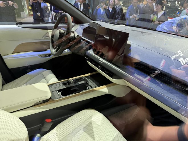 Lexus ES 2025 chega com novo visual e versões elétricas no Salão de Xangai