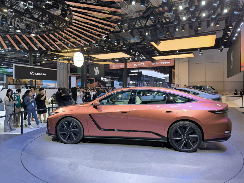 Lexus ES 2025 chega com novo visual e versões elétricas no Salão de Xangai