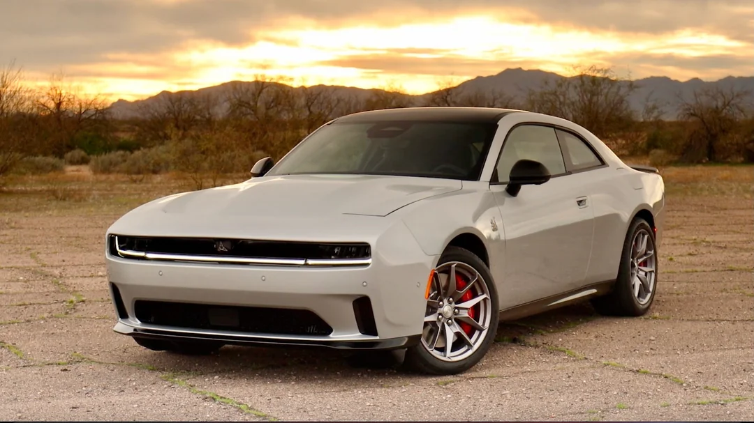 Dodge enfrenta queda nas vendas do Charger EV enquanto modelos a combustão descontinuados superam novidades