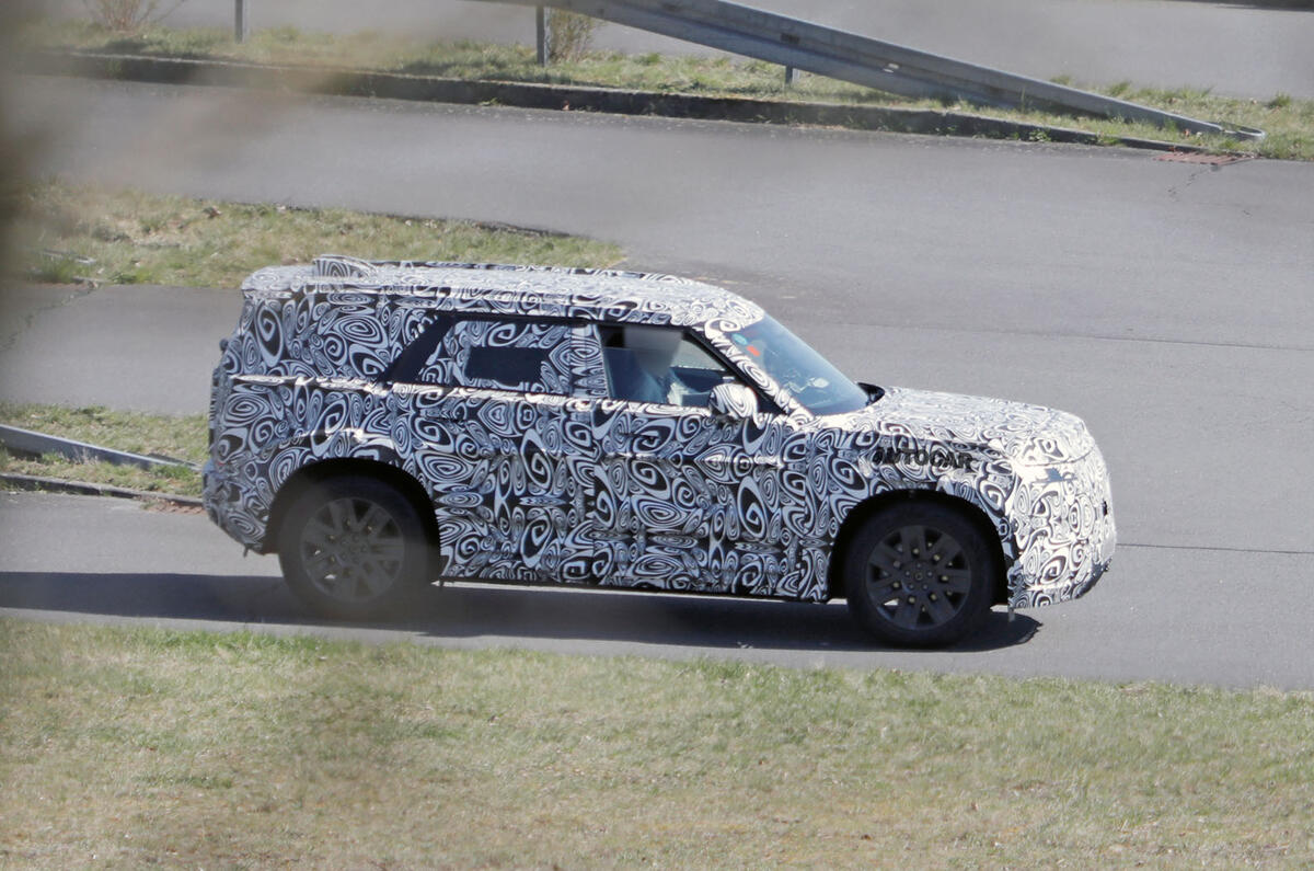 Flagrado protótipo do Land Rover Defender EV compacto, com lançamento previsto para 2027
