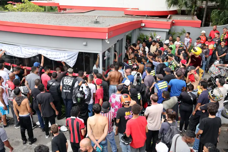 Entregadores de aplicativos iFood realizam paralisação em São Paulo por melhores condições