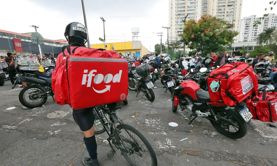 Entregadores de aplicativos iFood realizam paralisação em São Paulo por melhores condições
