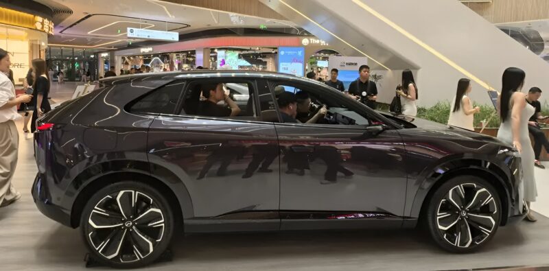 Mazda EZ-60 elétrico começa a chegar às concessionárias na China