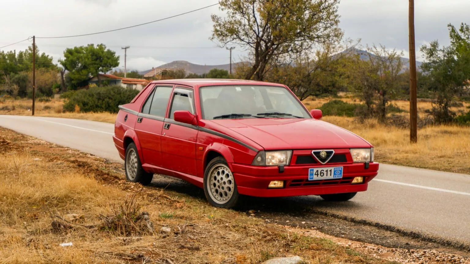 Alfa Romeo 75: Uma jóia rara com tração traseira e equilíbrio perfeito