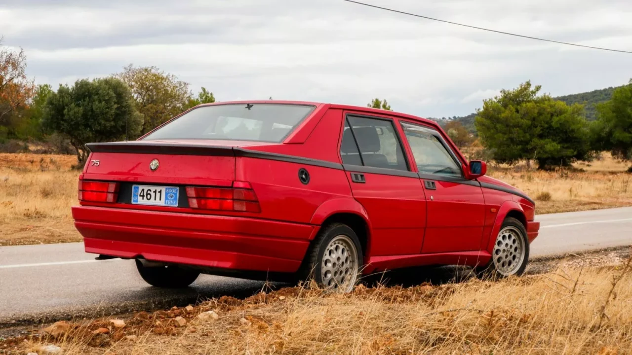Alfa Romeo 75: Uma jóia rara com tração traseira e equilíbrio perfeito