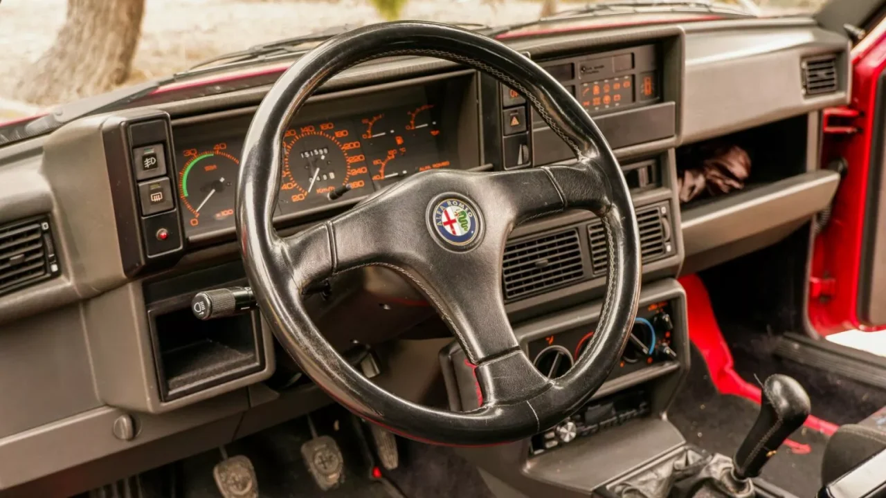Alfa Romeo 75: Uma jóia rara com tração traseira e equilíbrio perfeito