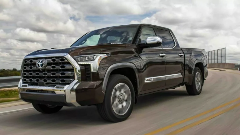 Toyota recorre a recall de quase 450 mil pickups Tundra por problemas em luzes de ré