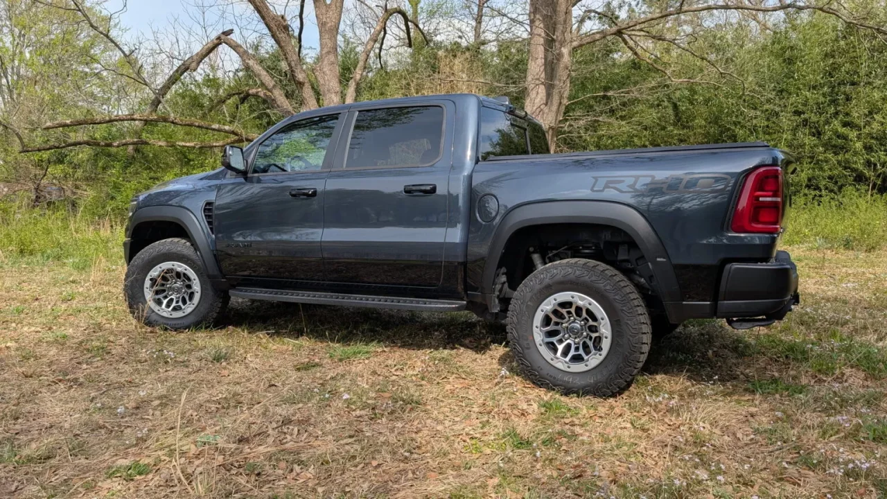 Ram 1500 RHO 2025 eleva o padrão de sofisticação nas picapes esportivas