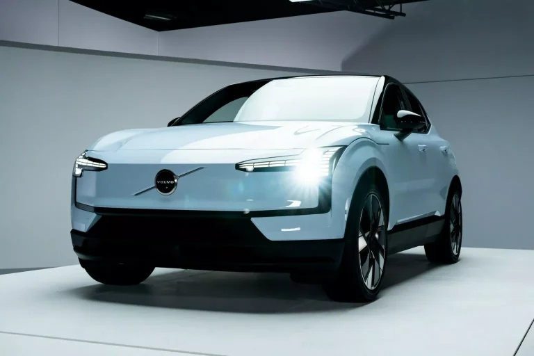 Tarifas dos EUA podem inviabilizar importação do Volvo EX30, alerta CEO