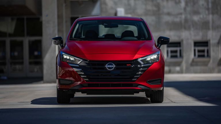 Nissan encerra produção do Versa com câmbio manual nos EUA