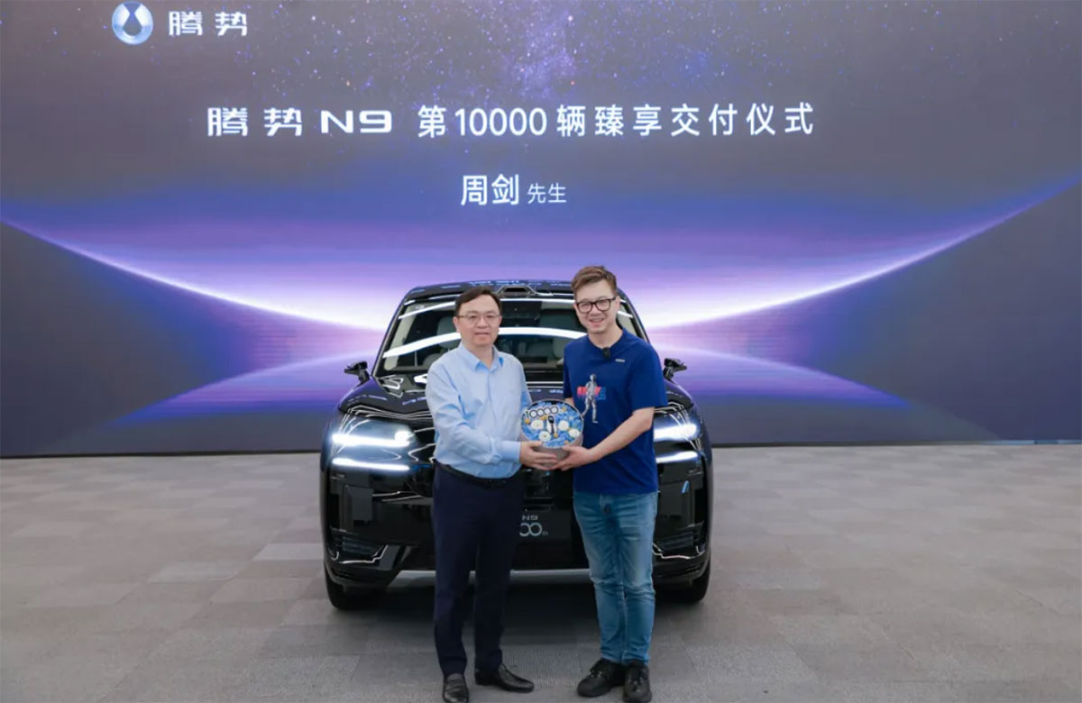 Denza entrega o 10.000º SUV N9 ao fundador da UBTech, fabricante de robôs humanoides