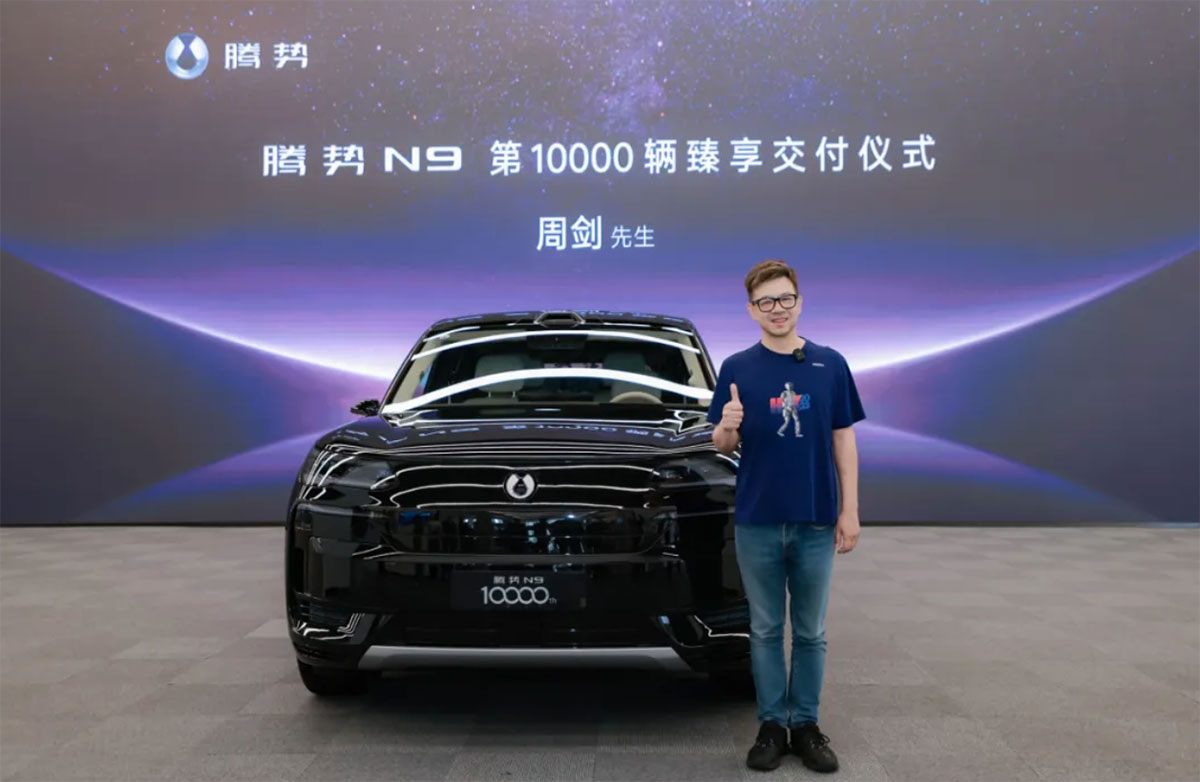 Denza entrega o 10.000º SUV N9 ao fundador da UBTech, fabricante de robôs humanoides