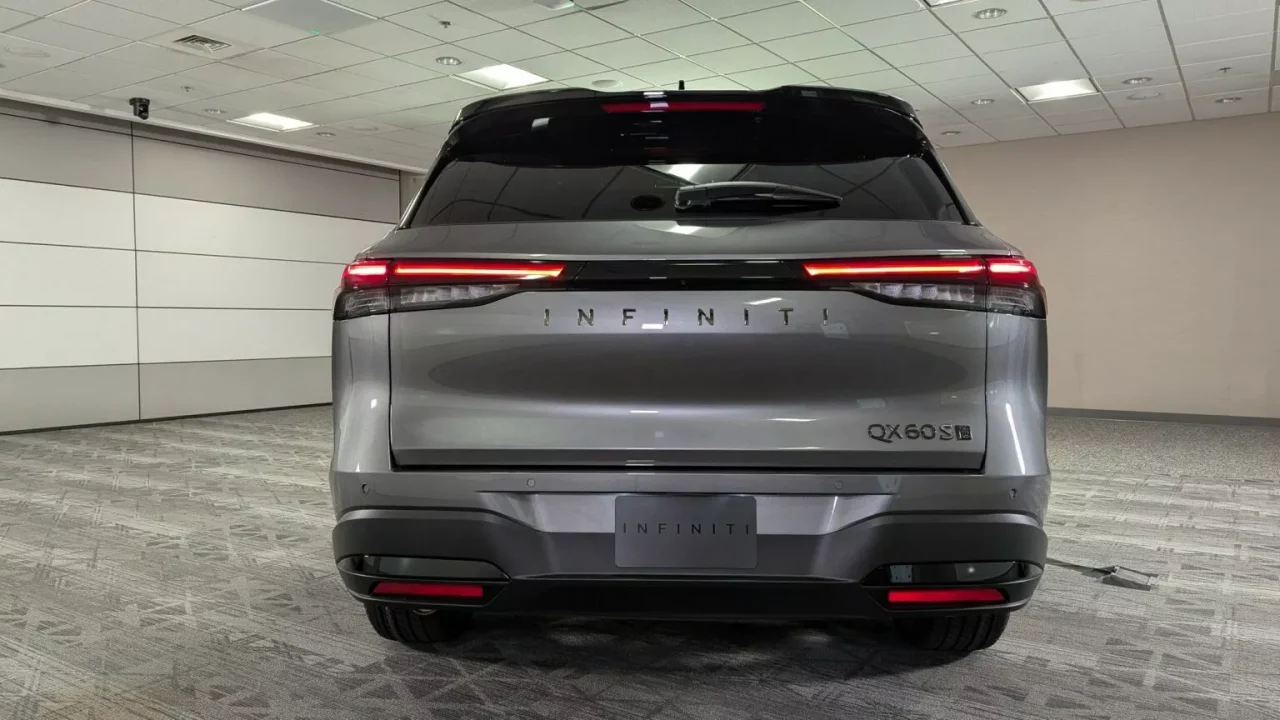Infiniti QX60 chega a linha 2026 com nova versão Sport