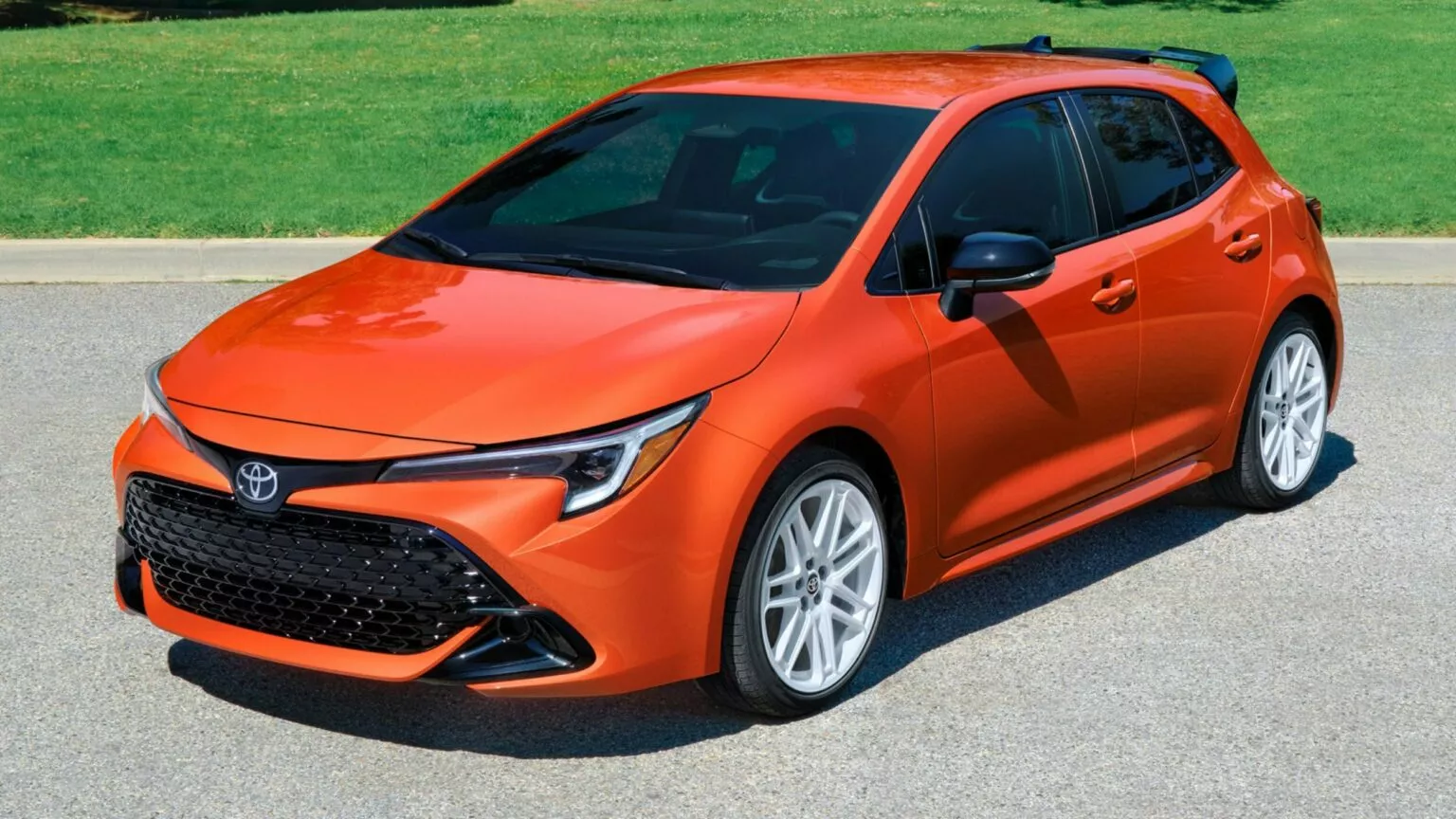 Toyota Corolla Hatchback 2026 ganha edição FX com visual esportivo