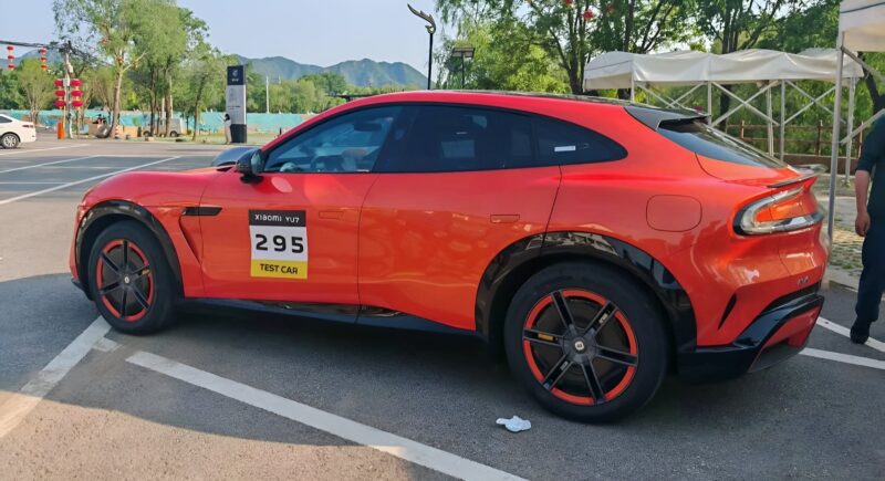Xiaomi YU7 surge em imagens reais na cor Laranja Lava antes do lançamento