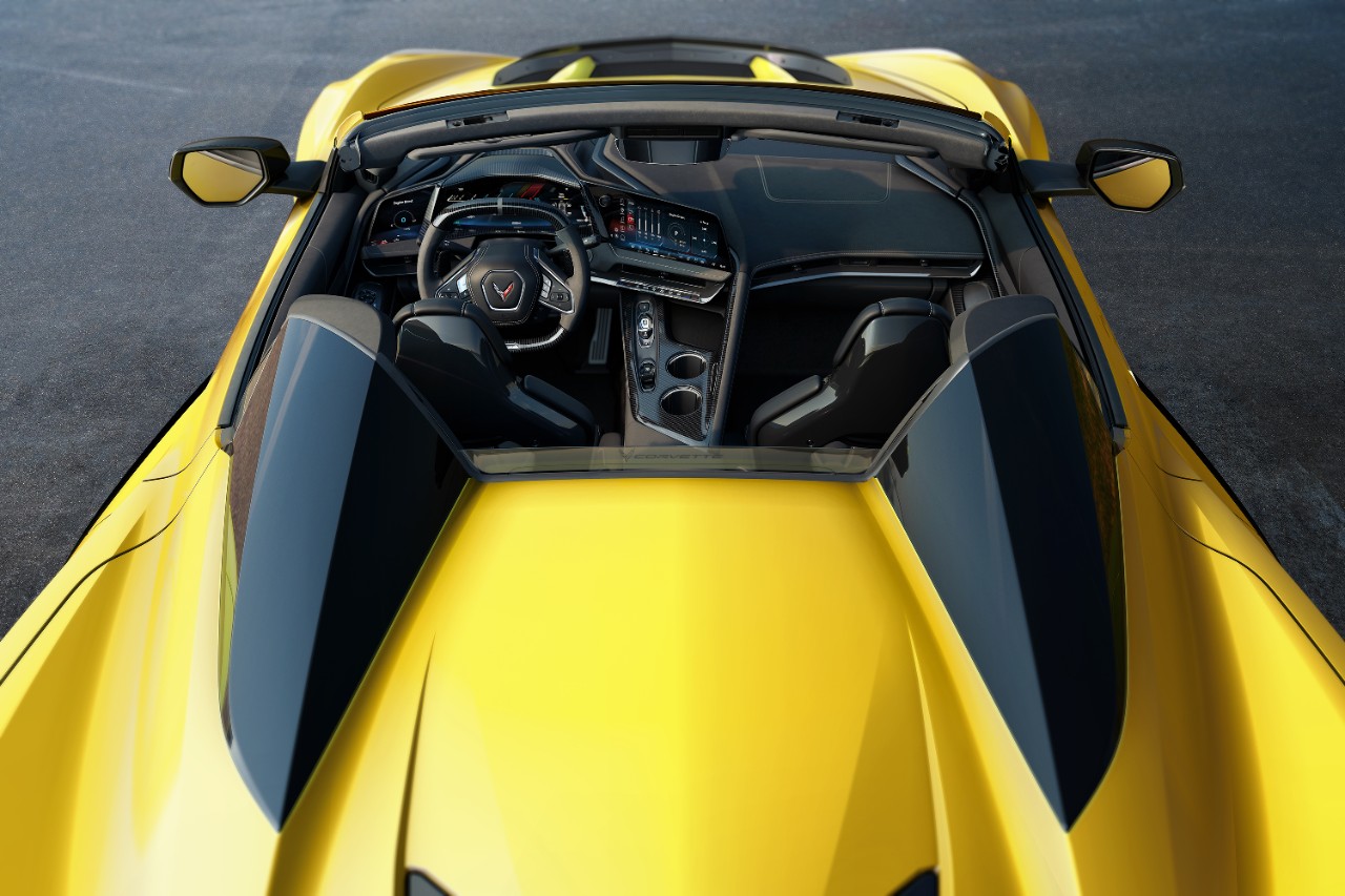 Chevrolet Corvette 2026: Interior repaginado abandona botões e adota três telas