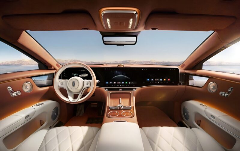 Huawei lança Maextro S800, sedã de luxo elétrico para desafiar Mercedes-Maybach