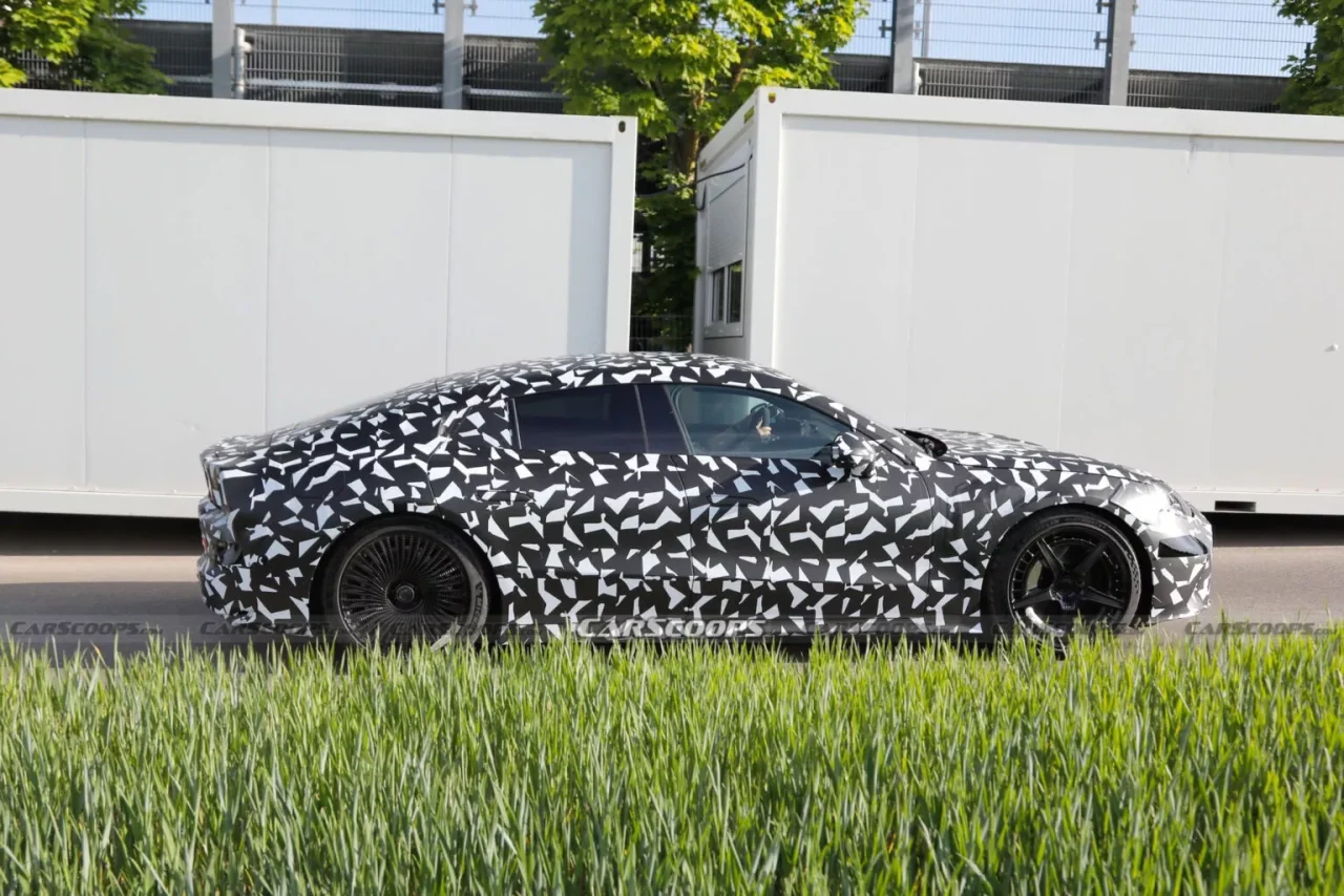 Novo sedã elétrico da Mercedes-AMG revela design promissor em testes recentes