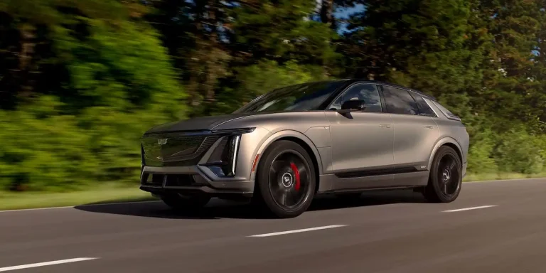 Cadillac conquista clientes da Tesla com Lyriq e ambição no mercado de EVs de luxo