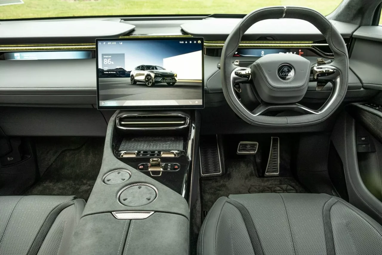 Representando uma nova fase para a marca, o Lotus Eletre se destaca pelo design arrojado e pelo interior luxuoso
