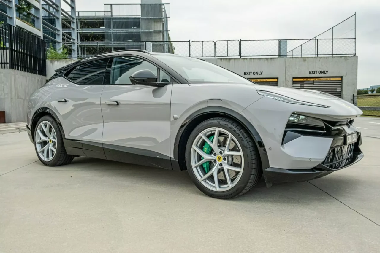 Representando uma nova fase para a marca, o Lotus Eletre se destaca pelo design arrojado e pelo interior luxuoso