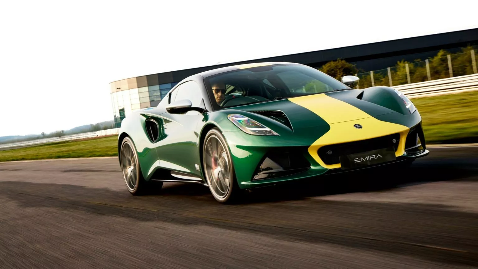 Lotus celebra Jim Clark com edição especial Emira de 400 cv