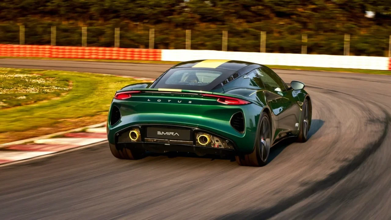 Lotus celebra Jim Clark com edição especial Emira de 400 cv